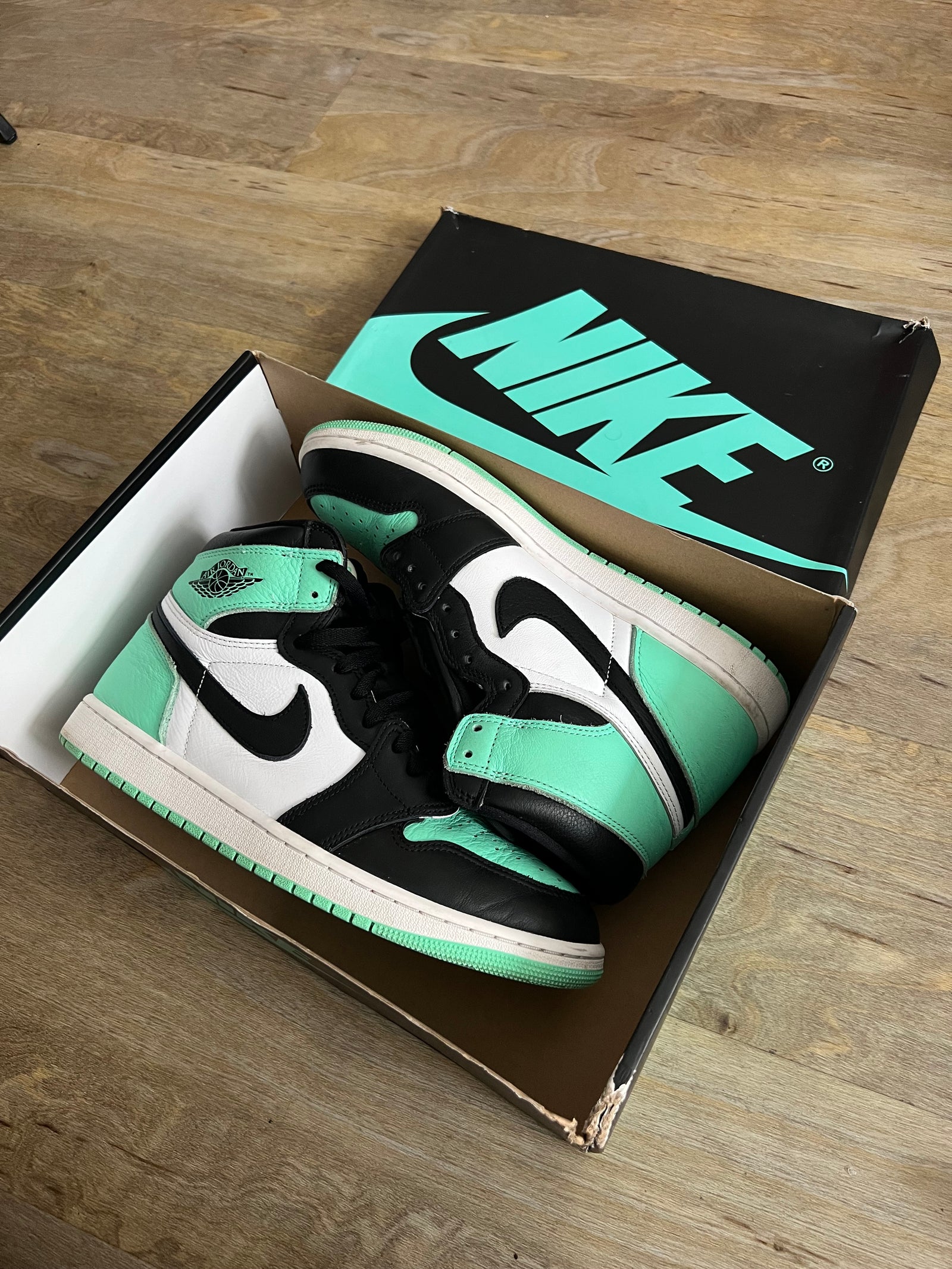Air Jordan 1 High OG Retro “Green Glow” *Pre-Loved*