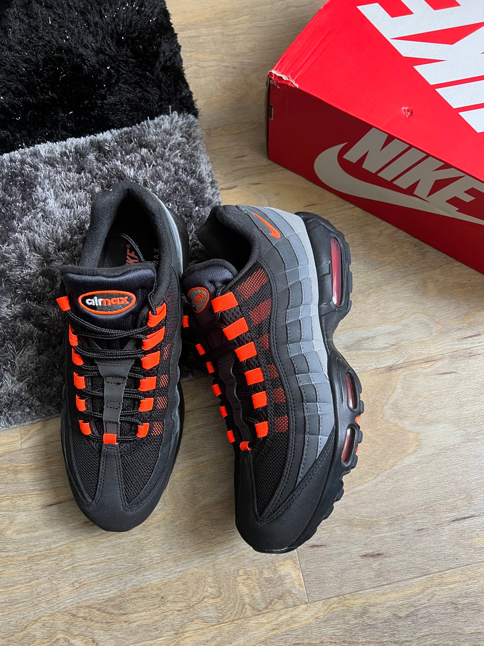 Nike Air Max 95 Black Hyper Crimson