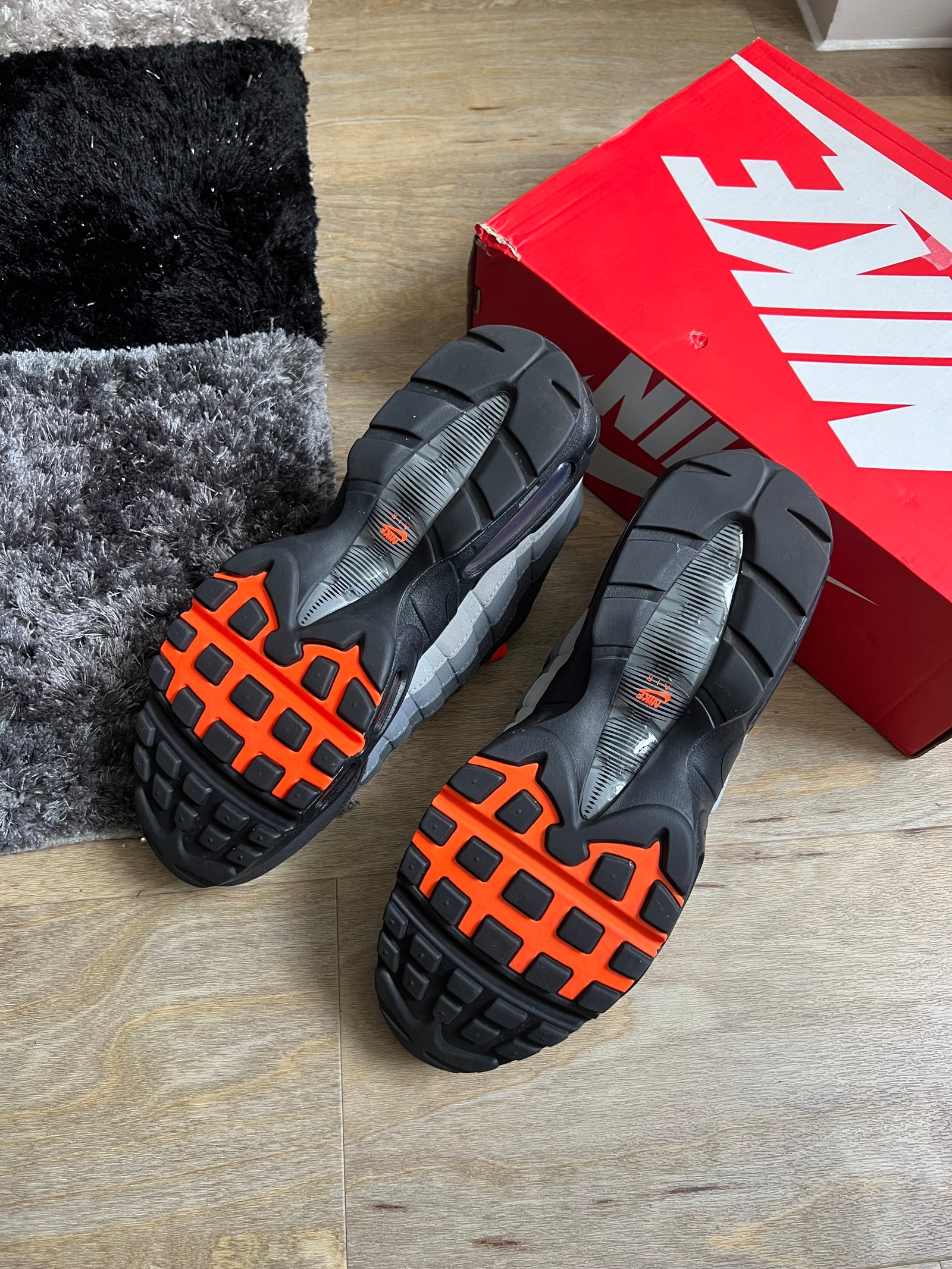 Nike Air Max 95 Black Hyper Crimson
